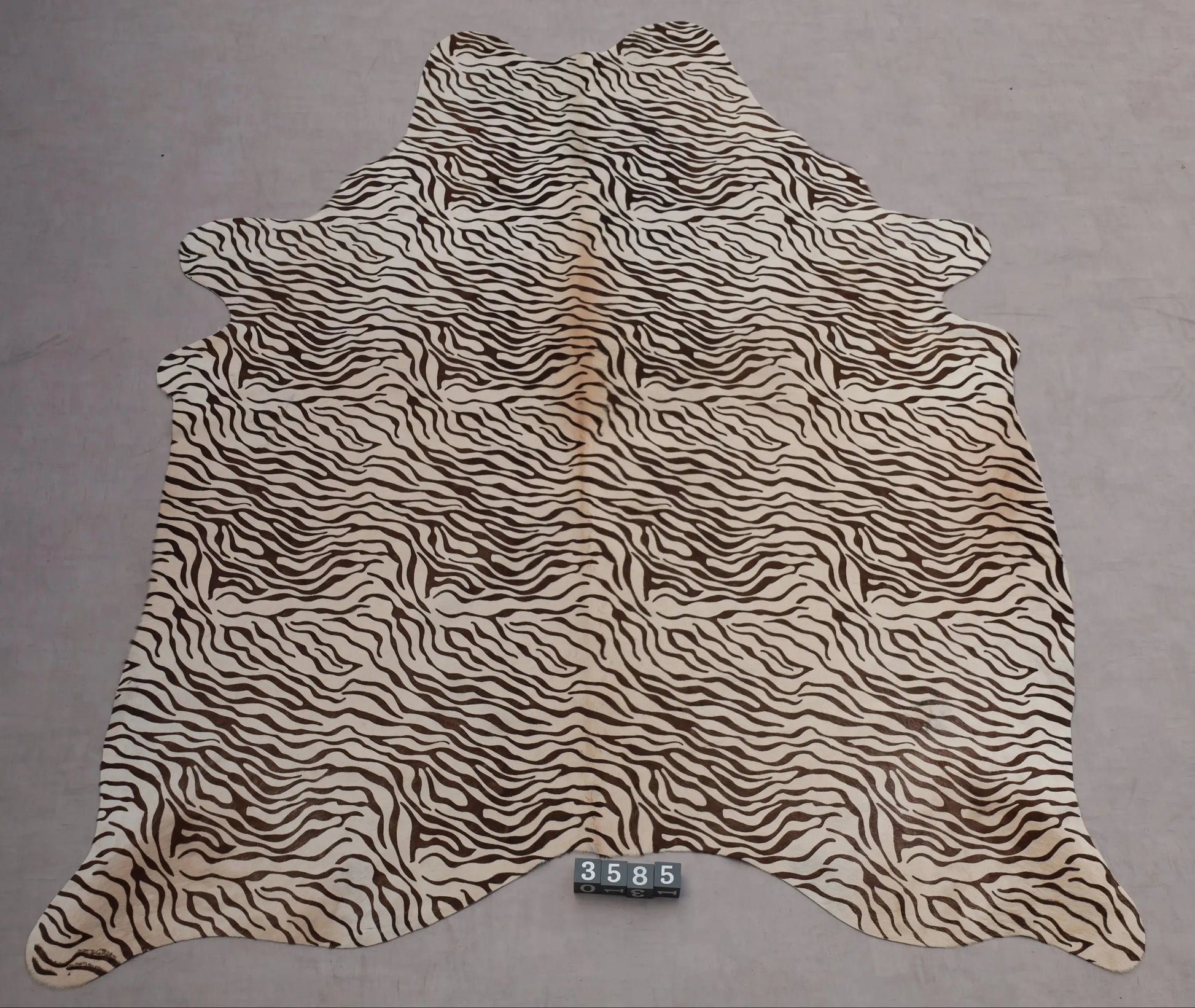 Kuhfell Schwarz Weiß Zebra (3585) 3-4 qm  Gerberei Birke Fellshop: Gesamtaufnahme