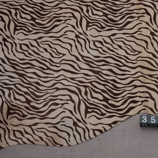 Kuhfell Schwarz Weiß Zebra (3585) 3-4 qm  Gerberei Birke Fellshop: Nahaufnahme Rückenende