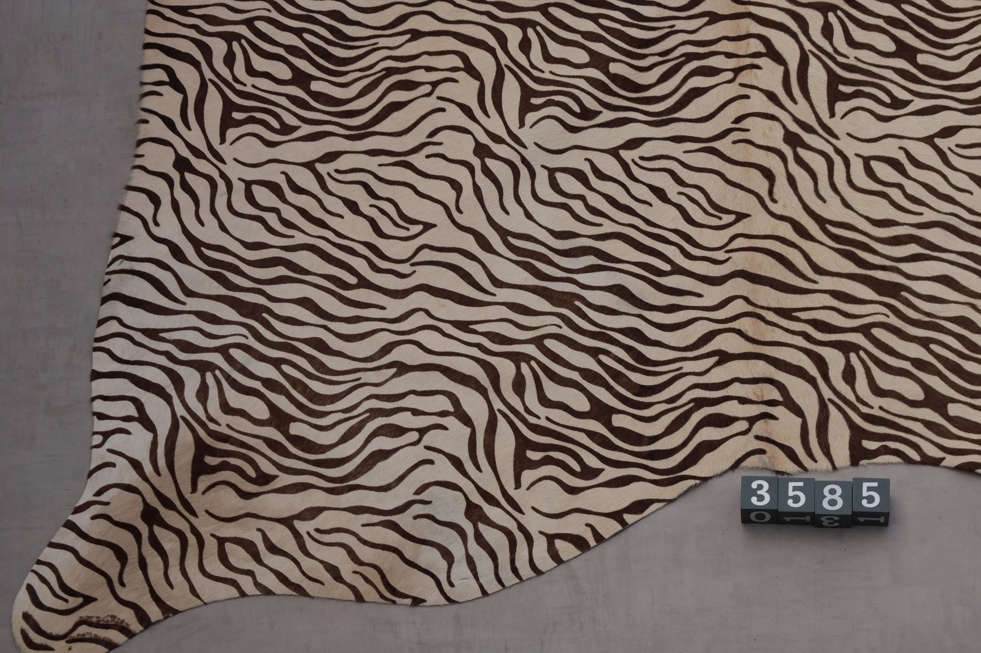 Kuhfell Schwarz Weiß Zebra (3585) 3-4 qm  Gerberei Birke Fellshop: Nahaufnahme Rückenende