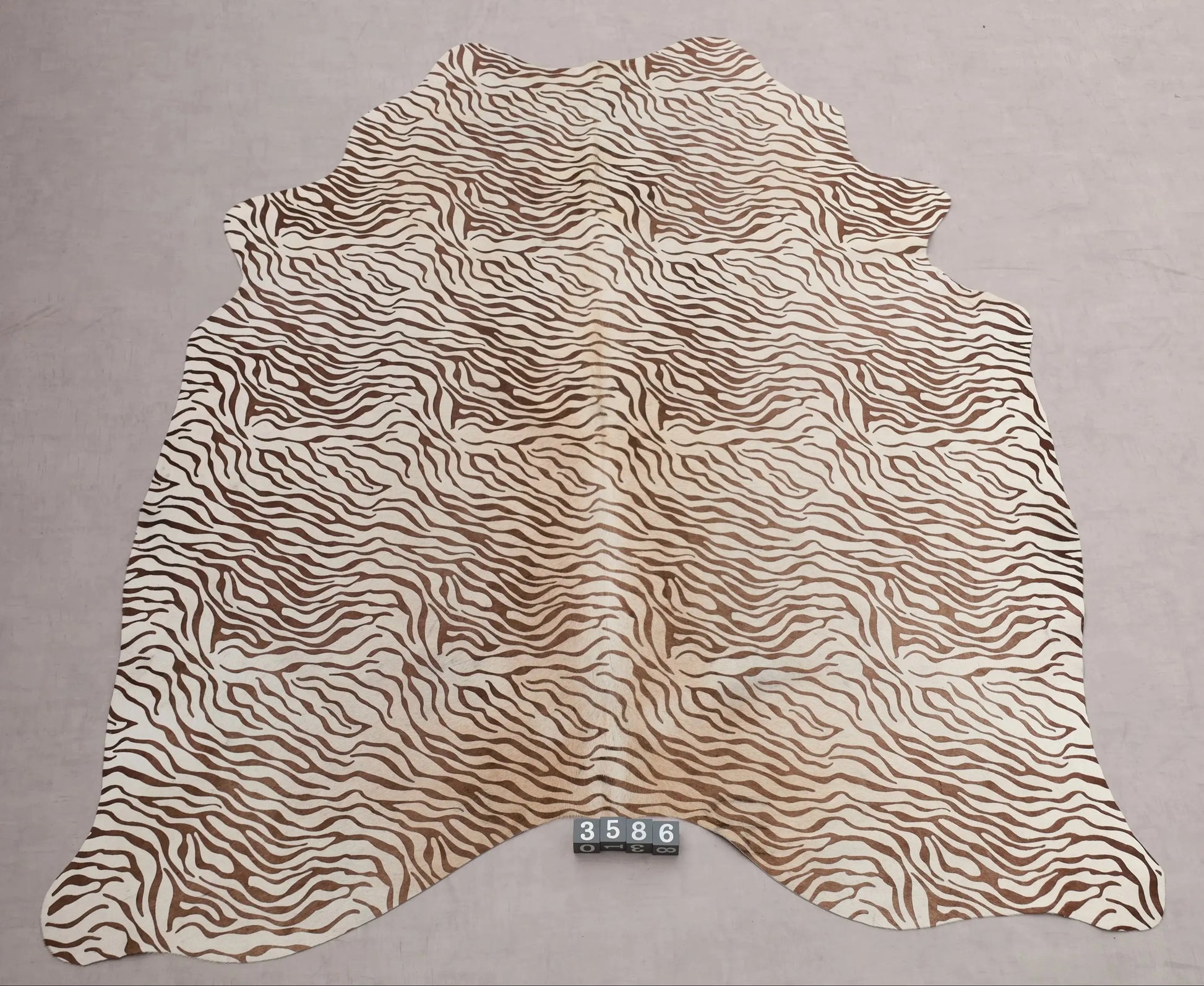 Kuhfell Schwarz Weiß Zebra (3586) 3-4 qm  Gerberei Birke Fellshop: Gesamtaufnahme