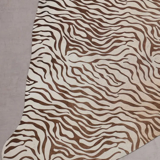 Kuhfell Schwarz Weiß Zebra (3586) 3-4 qm  Gerberei Birke Fellshop: Nahaufnahme Bein