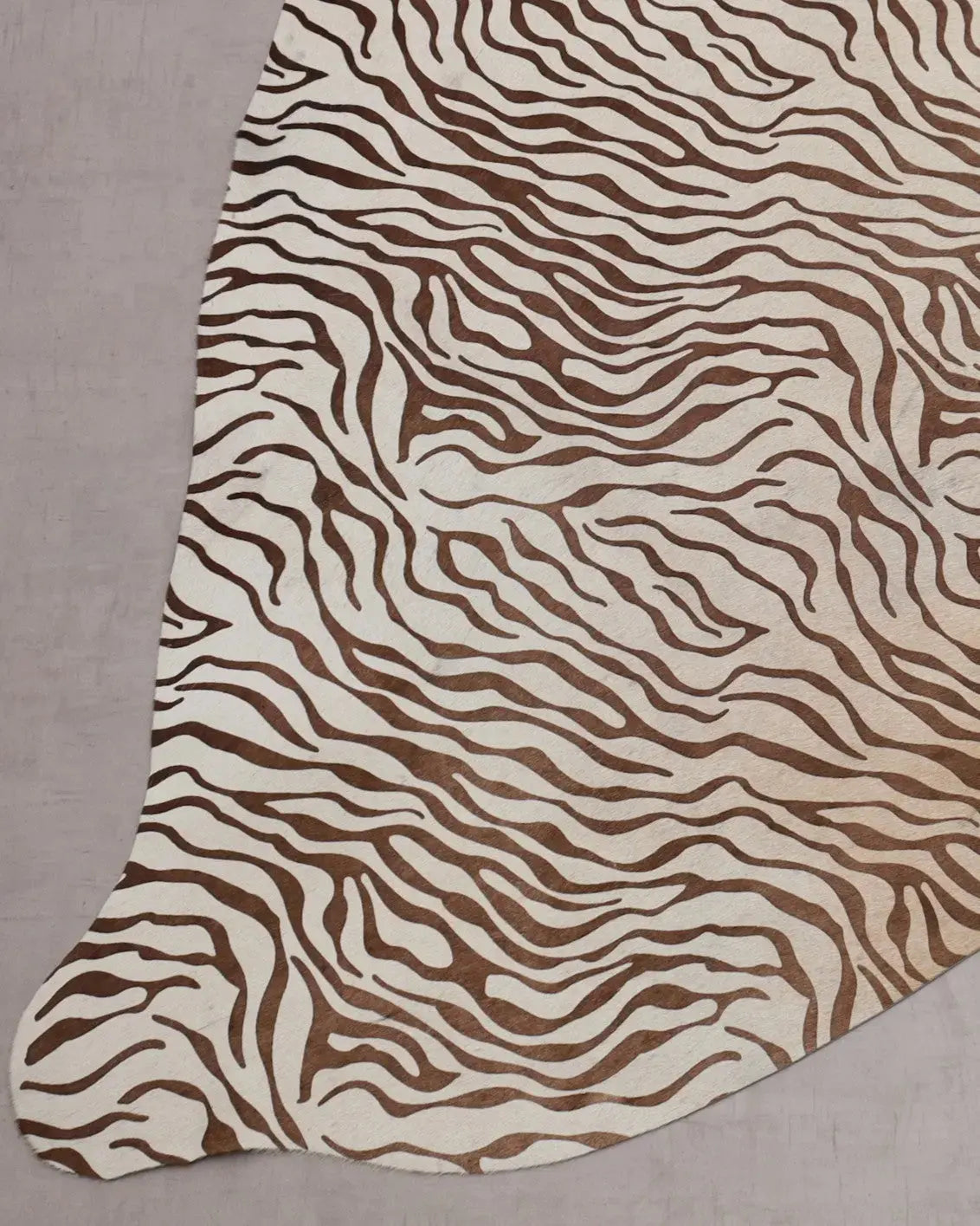 Kuhfell Schwarz Weiß Zebra (3586) 3-4 qm  Gerberei Birke Fellshop: Nahaufnahme Bein