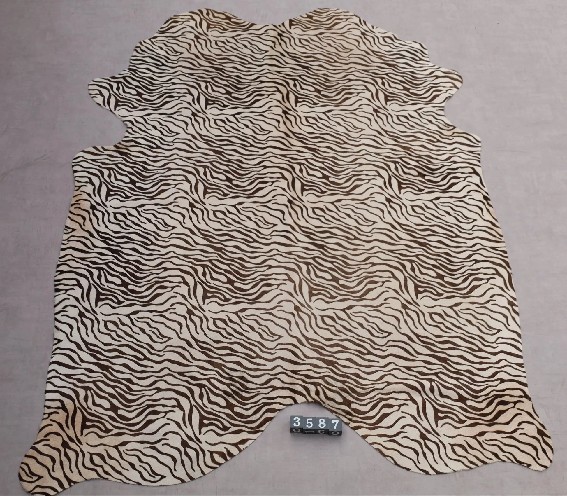 Kuhfell Schwarz Weiß Zebra (3587) 3-4 qm  Gerberei Birke Fellshop: Gesamtaufnahme