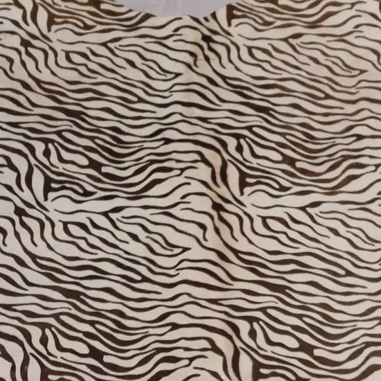 Kuhfell Schwarz Weiß Zebra (3587) 3-4 qm  Gerberei Birke Fellshop: Nahaufnahme Hals