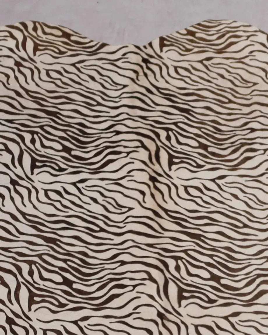Kuhfell Schwarz Weiß Zebra (3587) 3-4 qm  Gerberei Birke Fellshop: Nahaufnahme Hals
