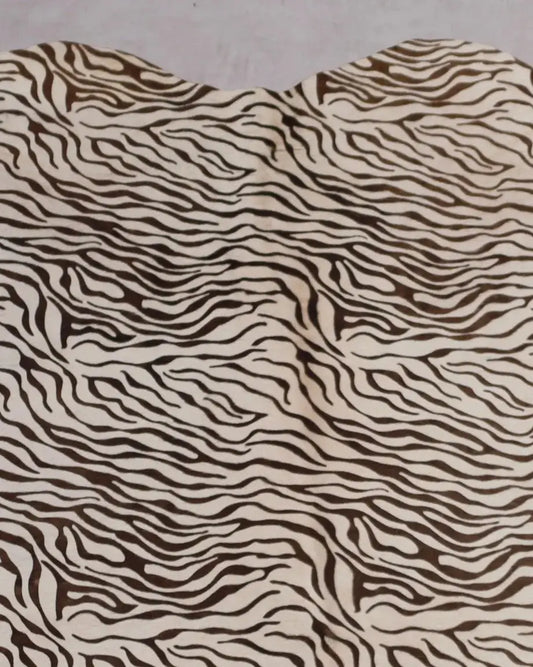 Kuhfell Schwarz Weiß Zebra (3587) 3-4 qm  Gerberei Birke Fellshop: Nahaufnahme Hals