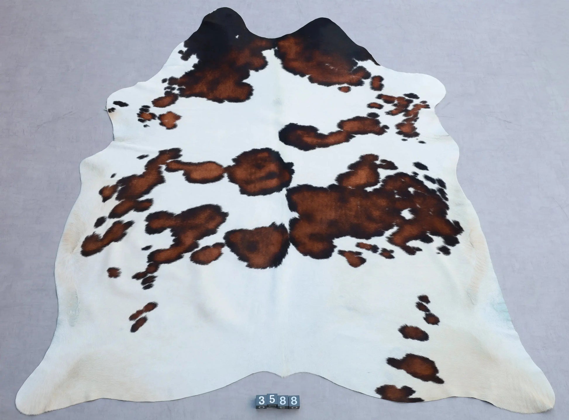 Kuhfell Schwarz Weiß Braun (3588) 3-4 qm  Gerberei Birke Fellshop: Gesamtaufnahme