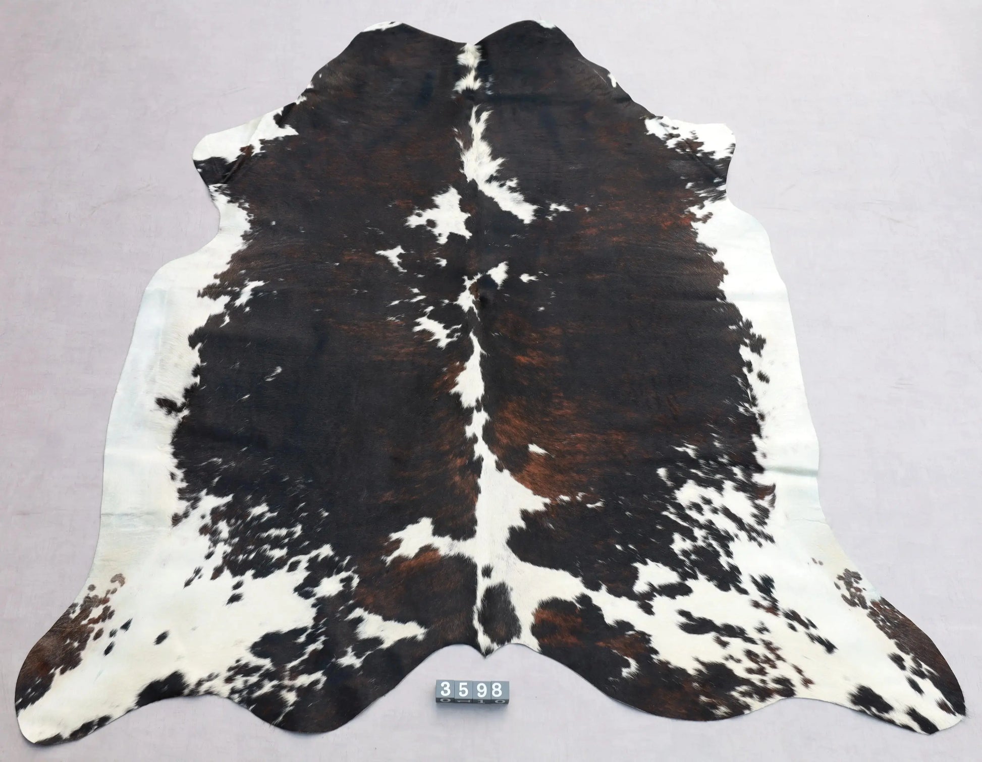 Kuhfell Schwarz Weiß Braun getigert (3598) 3-4 qm  Gerberei Birke Fellshop: Gesamtaufnahme
