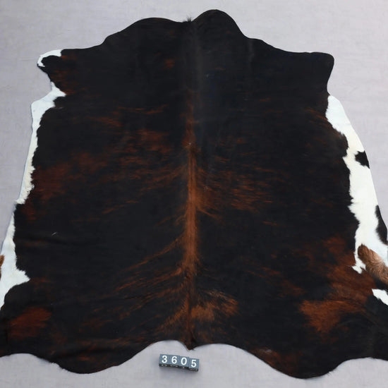 Kuhfell Schwarz Weiß Braun getigert (3605) 3-4 qm  Gerberei Birke Fellshop: Gesamtaufnahme