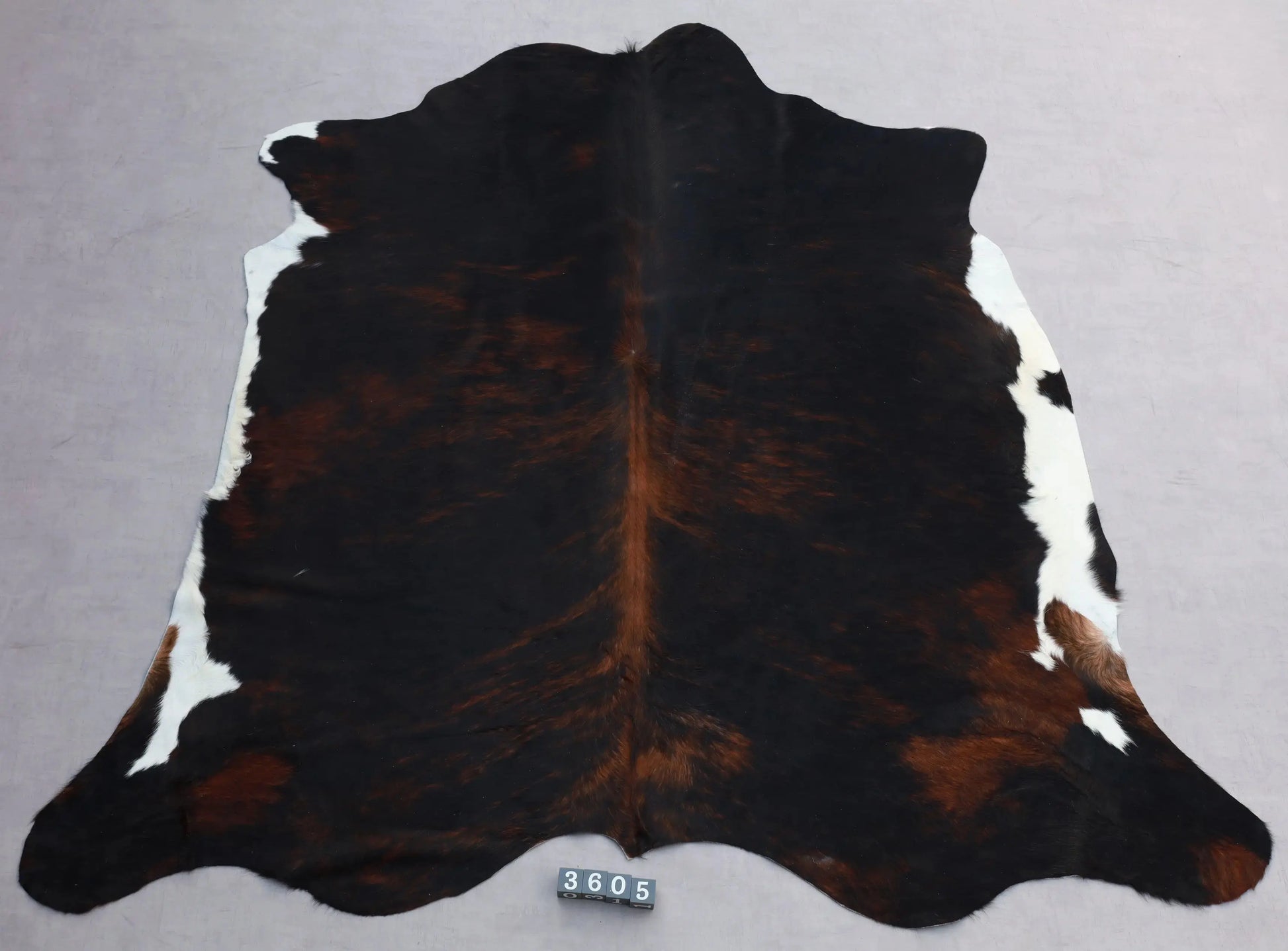 Kuhfell Schwarz Weiß Braun getigert (3605) 3-4 qm  Gerberei Birke Fellshop: Gesamtaufnahme