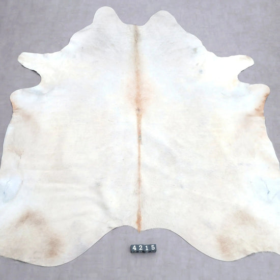Kuhfell Beige Weiß mit Scheuerstellen (4215) XXL 4-5 qm  Gerberei Birke Fellshop: Gesamtaufnahme