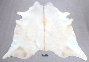 Kuhfell Beige Weiß mit Scheuerstellen (4215) XXL 4-5 qm  Gerberei Birke Fellshop: Gesamtaufnahme