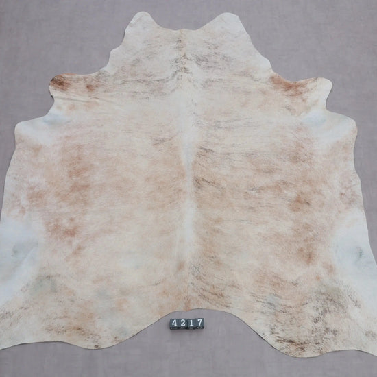 Kuhfell Beige Grau Weiß getigert (4217) XXL 4-5 qm  Gerberei Birke Fellshop: Gesamtaufnahme