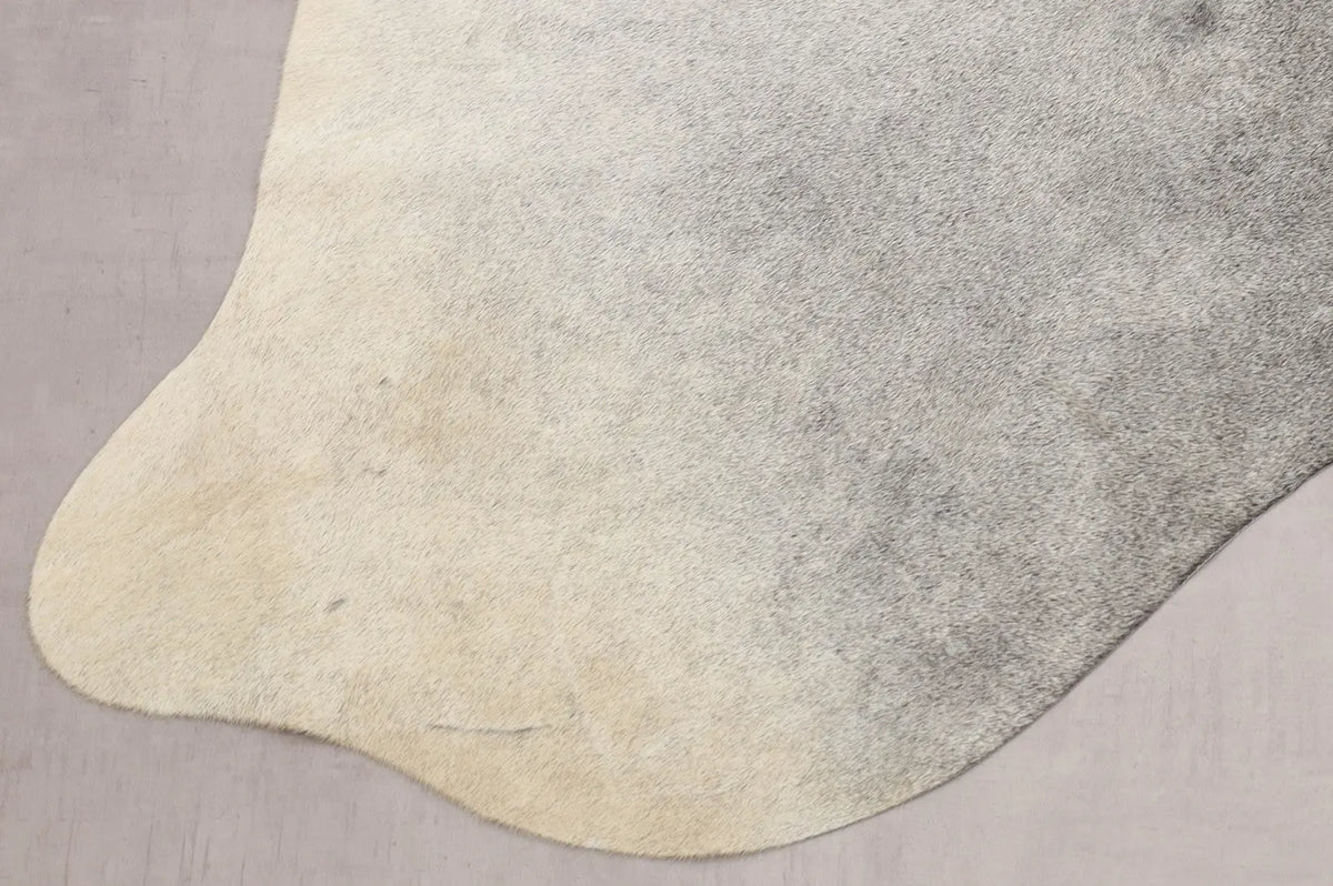 Kuhfell Grau Beige Weiß (1491) 1-2 qm - Nahaufnahme Bein