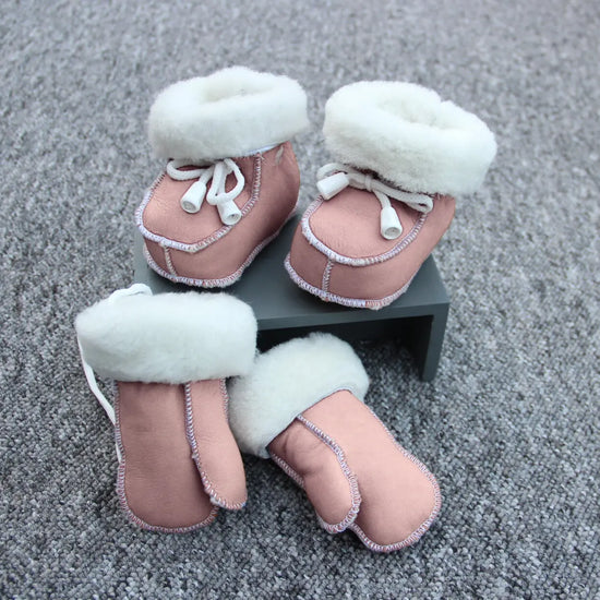 Set Lammfell Babyschuhe und Babyhandschuhe Braun, Grau oder Taupe Gerberei Birke