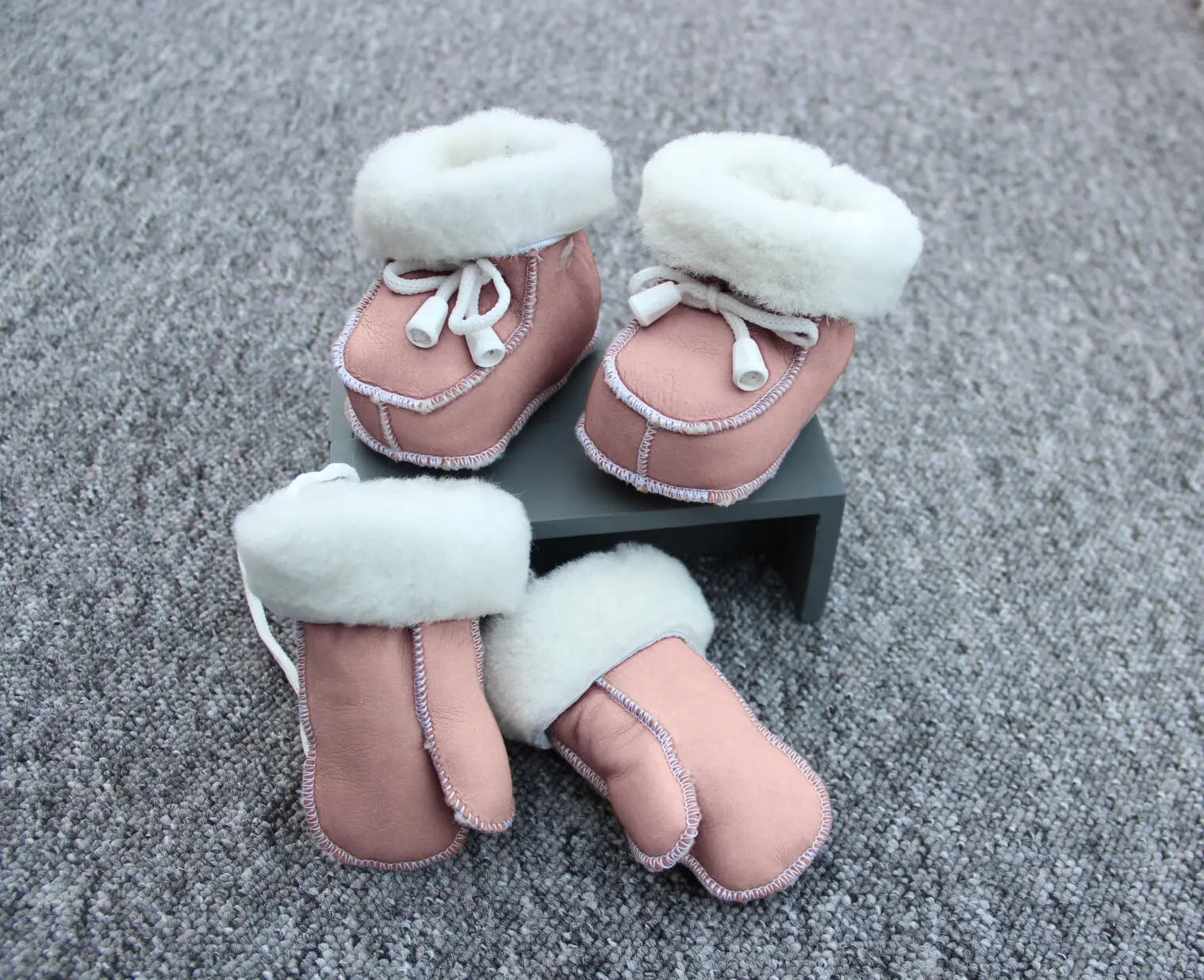 Set Lammfell Babyschuhe und Babyhandschuhe Braun, Grau oder Taupe Gerberei Birke