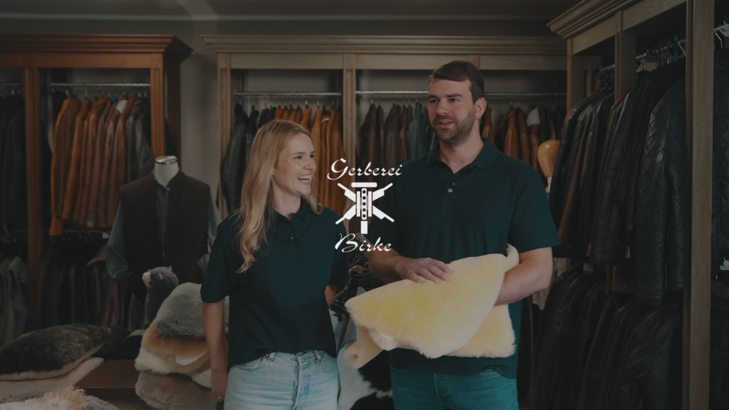 Video laden: &lt;p&gt;Der nachhaltige Umgang mit Ressourcen, Transparenz in der Herkunft und eine faire Verarbeitung sind zentrale Prinzipien unserer Gerberei. Wir setzen auf verantwortungsbewusste Verfahren, damit Sie mit gutem Gewissen genießen können.&lt;/p&gt;